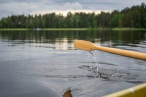 Järvimaisema ja soutuveneen airo