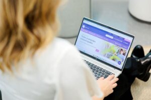 Nainen läppärillä tekemässä ilmoitusta Työmarkkinatori-sivustolla.